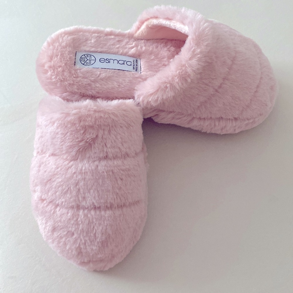 NWOT-Fuzzy pink slippers